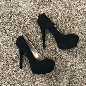 Black pumps